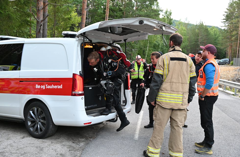 DYKKARAR: Her er dykkarar på veg inn i bilen til Røde Kors for å bli køyrd til ulykkesstaden ved elva.