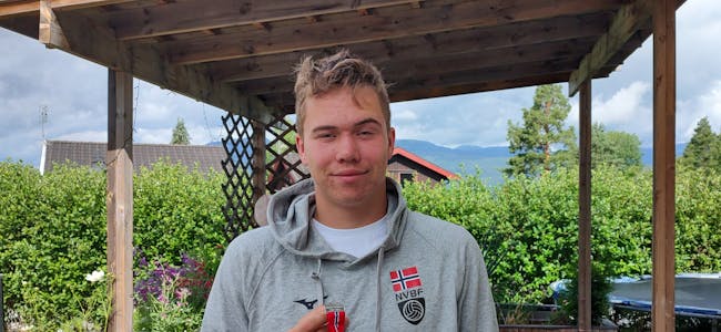 SPENNANDE TID: Endre Tvinde går ei spennande tid i møte. Her er han med sølvmedalje frå NM i sandvolleyball i fjor. 