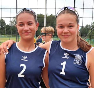 KLAR FOR SEMI: U15-laget til Skarphedin med bøjenta Elita Tvinde (13) (t.h.) og Emma Telum (14) frå Jardar IL.