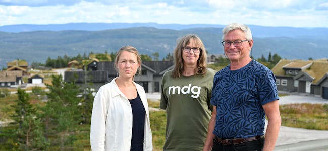 KRITISKE TIL HYTTEUTBYGGING: MDG-politikarar meiner hytteutbygginga på Lifjell har gått over alle støvelskaft. F.v. stortingsrepresentant Une Bastholm, Helle Friis Knutzen og Espen Lydersen på Høgefjell.