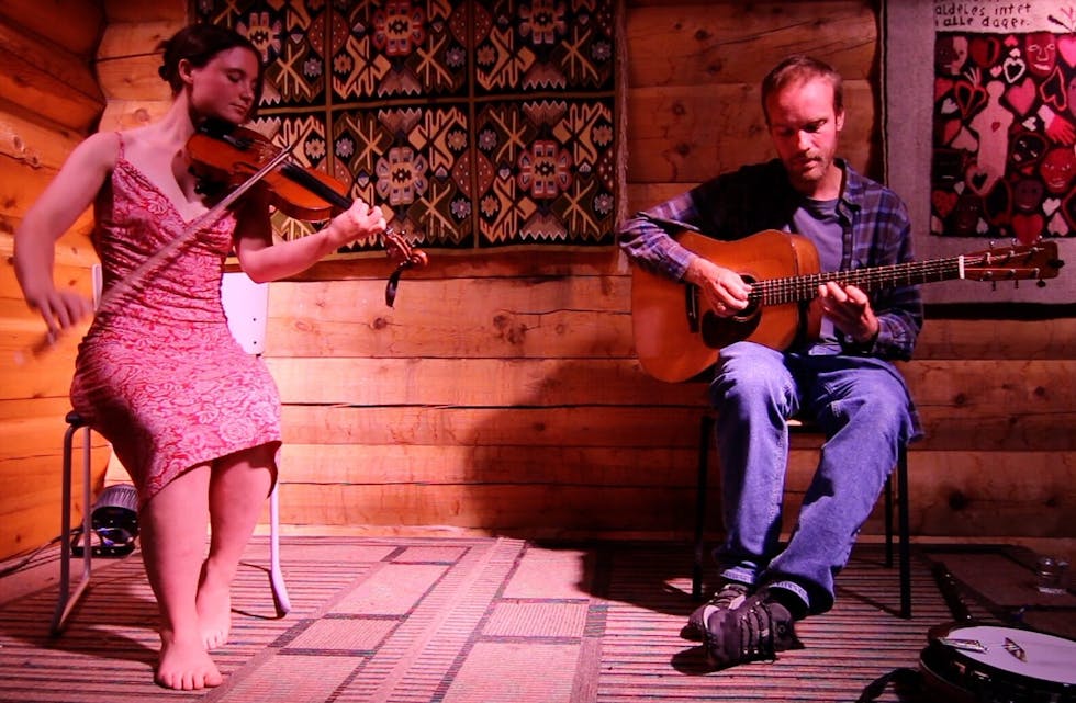 SKOTSK FOLKEMUSIKK: Magnus Wiik og Rose Logan tek publikum med på ei musikalsk reise til Skottland og Cape Breton.

