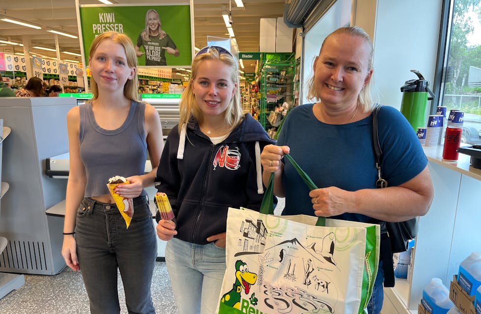 BRUKAR EIGEN HANDLEPOSE: Kristin Manheim med døtrene Thea (t.v.) og Ida brukar eigen pose når dei går i butikken.