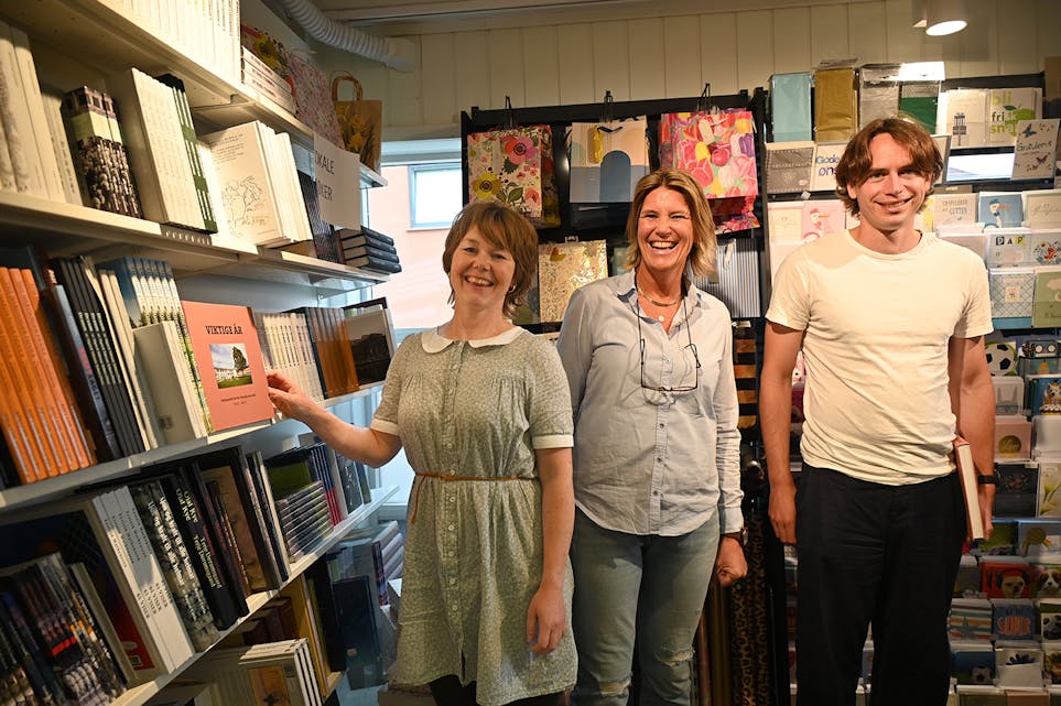 NYTT I HYLLA: Margit Ims, Heidi Kjellsen Bærland og Gunnar Brekke Amundsen fyller på med ny bok i hylla for lokallitteratur. 