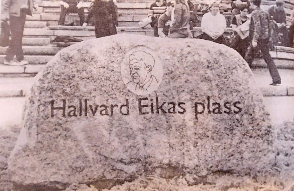 Minnesteinen frå Grivijorda med innhogd portrett og namnsetting, utført i praksis av Tjølling steinhoggeri. Steinen ligg i rotunden framfor hovudinngangen på høgskolen mot nordaust.