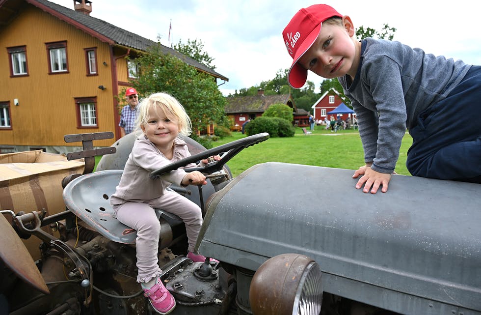 MORO MED TRAKTOR: Traktor er populært. Julie Torstveit og Aasmund Kravik Samuelsen likte seg godt på Gråtassen. 