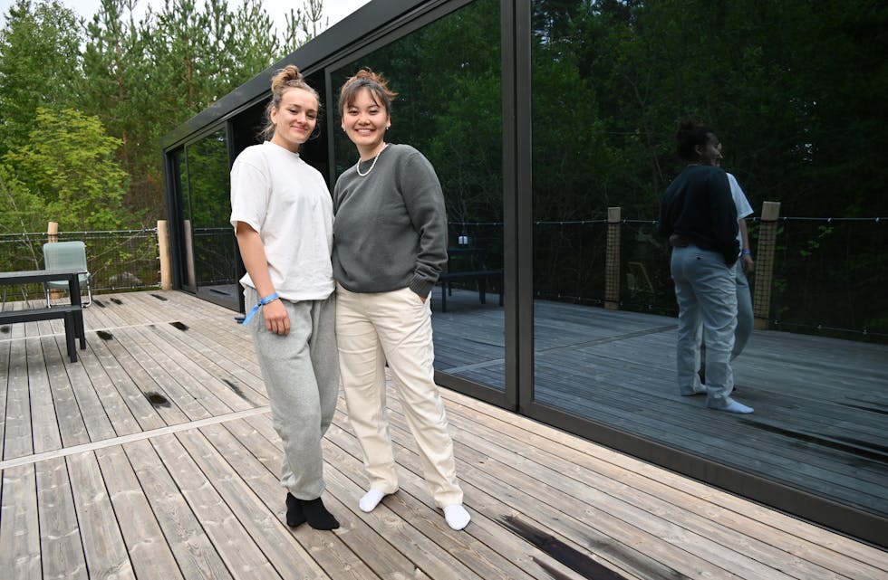 NY BUSTAD: Nafina Alieva (t.v.) og Maria Svanes har nyleg flytta inn i eit mikrohus på 48 kvadratmeter.