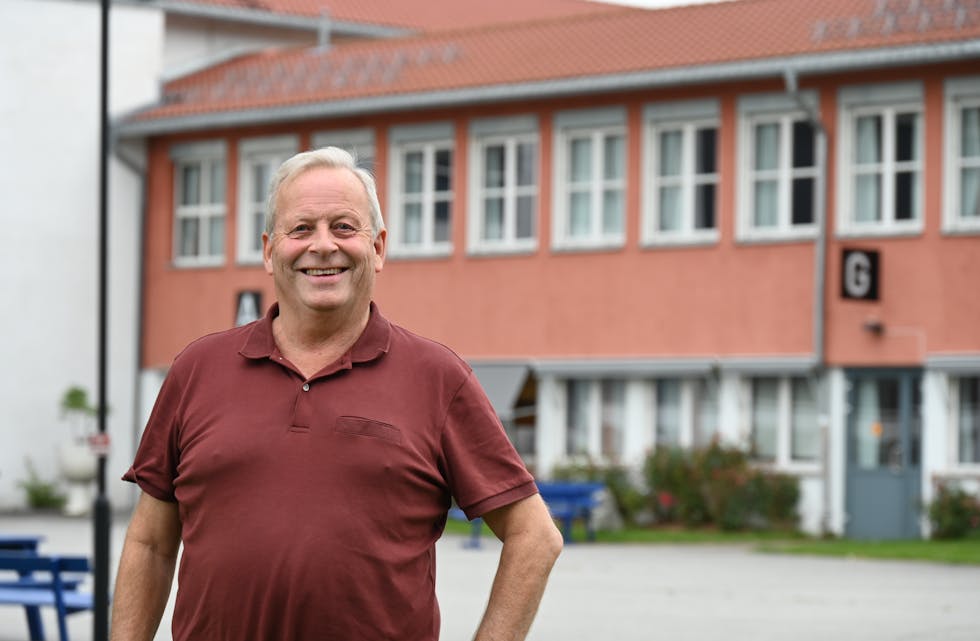 NØGD REKTOR: Bø vidaregåande skule har fulle klassar før skulestart. Det er rektor Jon Helge Bergane godt nøgd med.