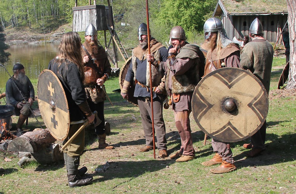OPEN DAG: Olavs Menn har bygd eit flott vikinginspirert anlegg. Nå opnar dei for besøkande.