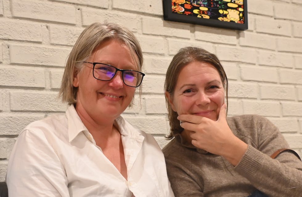 FLEIRE KVINNER: Evy Beate Stykket (t.v.) og Frid Berge tek plass ved kommunestyrebordet. Talet på kvinner har auka i kommunestyret. 