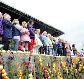 EPLESONG: Laurdag skal barn frå heile kommunen vera med og synge Eplesongen på Kjernehustorget. Her er barnekor i sving på Norsk Eplefest i 2018. 