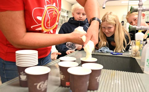 ISKREM: Å lage iskrem ved hjelp av kjemisk energi er ein av aktivitetane på forskingsdagen i Bø.