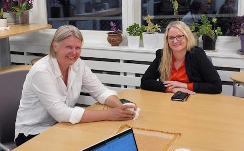 VALVAKE 2023: Lokalpolitikarane samla seg i Idunshall på Akkerhaugen. Her Evy Beate Stykket (V) og Karin Hagen (Ap).