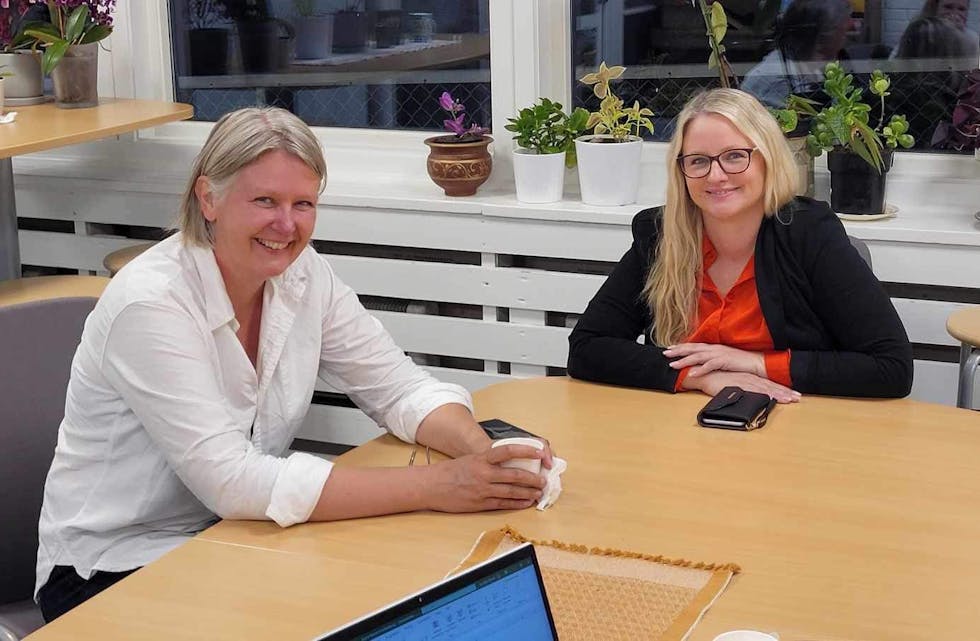 VALVAKE 2023: Lokalpolitikarane samla seg i Idunshall på Akkerhaugen. Her Evy Beate Stykket (V) og Karin Hagen (Ap).