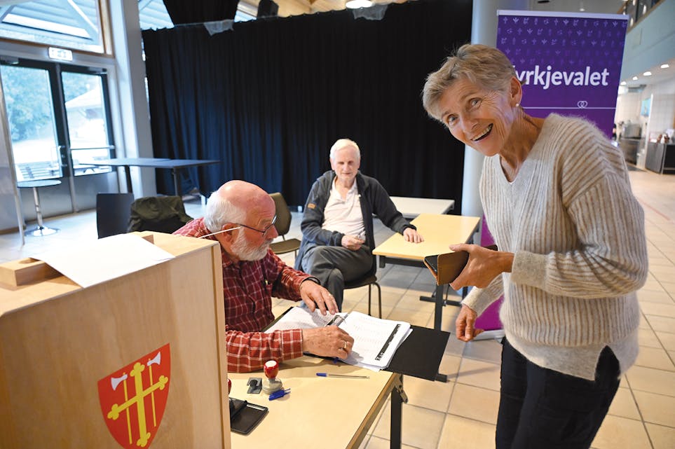 KYRKJEVAL: Magny Lunde nytta høvet til å stemme ved kyrkjevalet. Her blir ho registrert av valfunksjonær Svein Myhre. 
