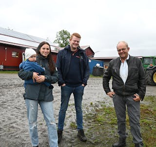 NYE EIGARAR: Mathias Halland og Silje Andresen med sonen Hans Erik. Dei har kjøpt garden til Knut Haugland.