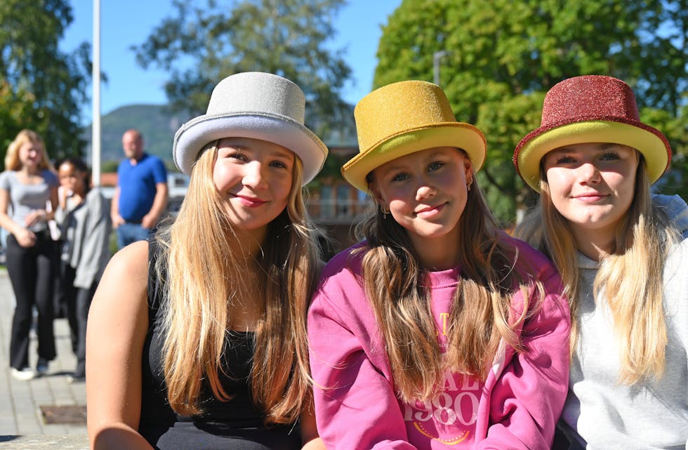 TRE MED HATT: Lene (f.v.), Nora og Silje har kledd seg i fine hattar og skal vere medhjelparar.