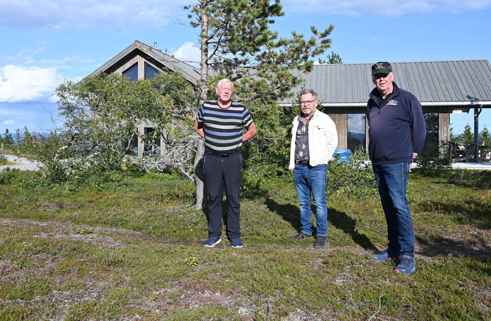 PÅ HØGEFJELL: Arvid Hagen (f.v.), Ingemar Bråten og Stein Helge Østerli peikar på at det er mange positive verknader av hytteutbygginga på Lifjell.
