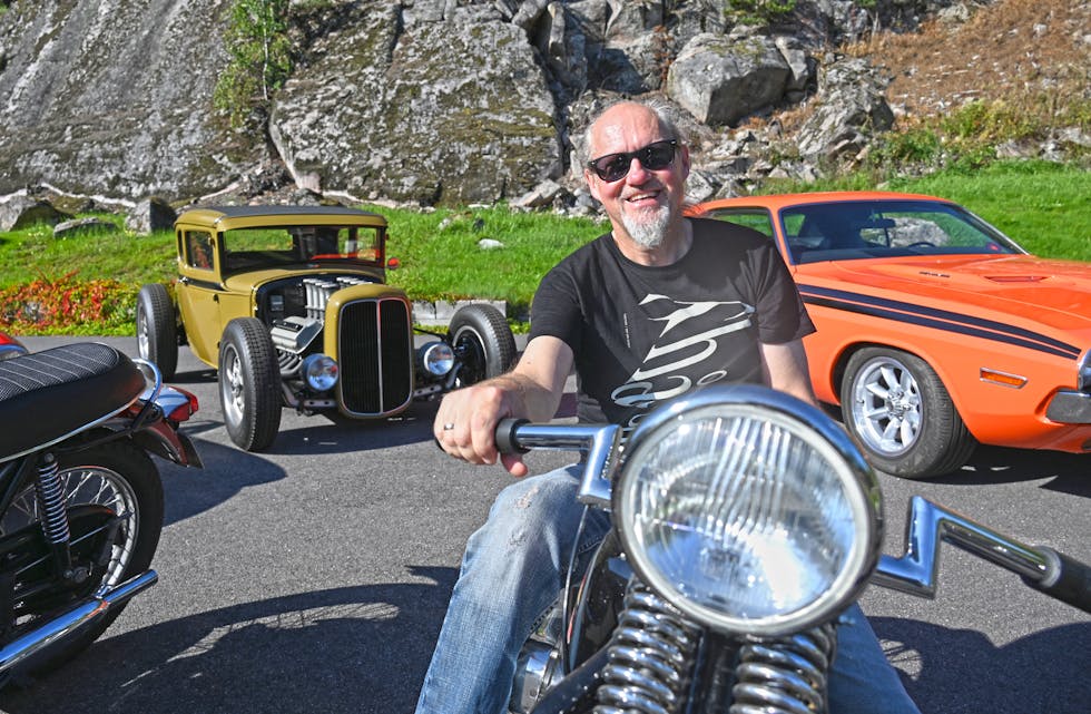 I SITT ESS: Per Erik Langkaas på sin svarte  Harley Davidson Knucklehead 1939. Bak til venstre står premiebilen, Hot Roden, 1931 Ford Coupe.