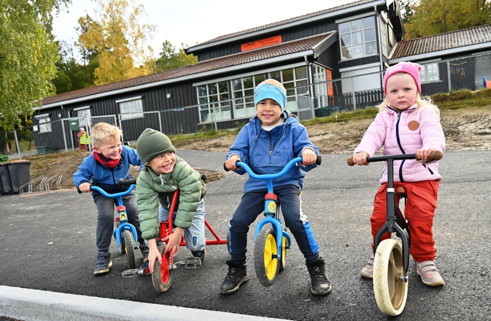 STOLTE UNGAR: Vemund (4) (f.v.), Eilev (5), Bendik-Olai (5) og Tomine (3) gleda seg til å vise fram kor fint det er å sykle på den nye «sykkelbana» ved Maurtuva barnehage.