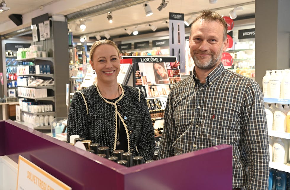 JUBILEUM: Monika Slåtta og Hans Erik Kaasa kan feire at familiebedrifta Steintøy & Parfymeri har vore i drift i heile 70 år denne hausten. 