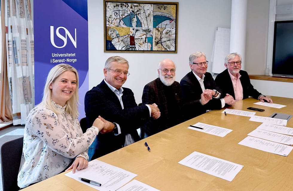 GIVARAR OG MOTTAKAR: Onsdag signerte dei ei avtale. F..v. Guri Ramtoft, Gisle Dahn, rektor Petter Aasen, Bjørn Engaas og Jan Terje Olsen.