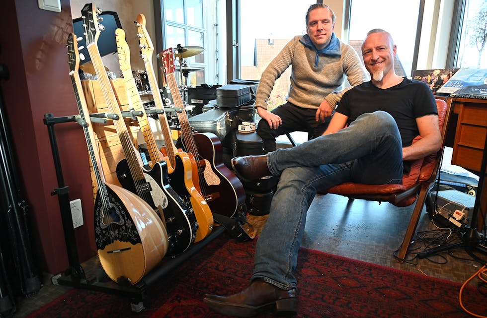 GODT SAMARBEID: Jan Birger Akerhaugen og Jon Solberg på musikkrommet heime hos Jon. Dei to musikarane samarbeider godt.  