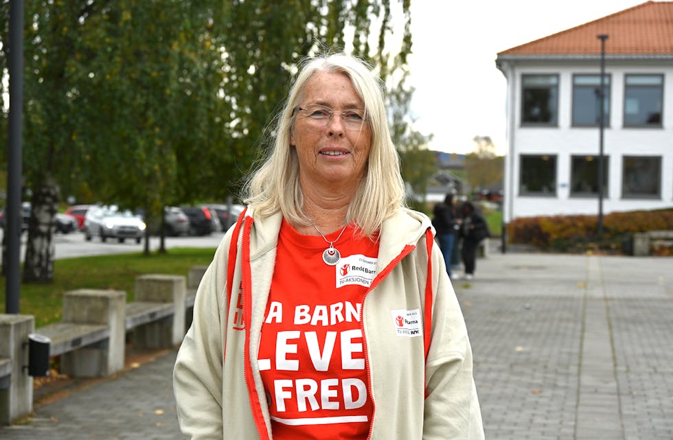 BØSSEBERAR: Søndag er Kristine Haldorsen ein av bøsseberarane som bankar på dørene i Midt-Telemark.