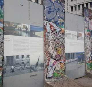 BERLINMUREN: Rester av og informasjon om Berlinmuren i den tyske hovudstaden.