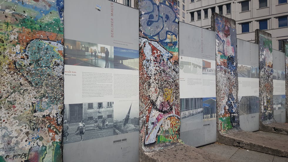 BERLINMUREN: Rester av og informasjon om Berlinmuren i den tyske hovudstaden.