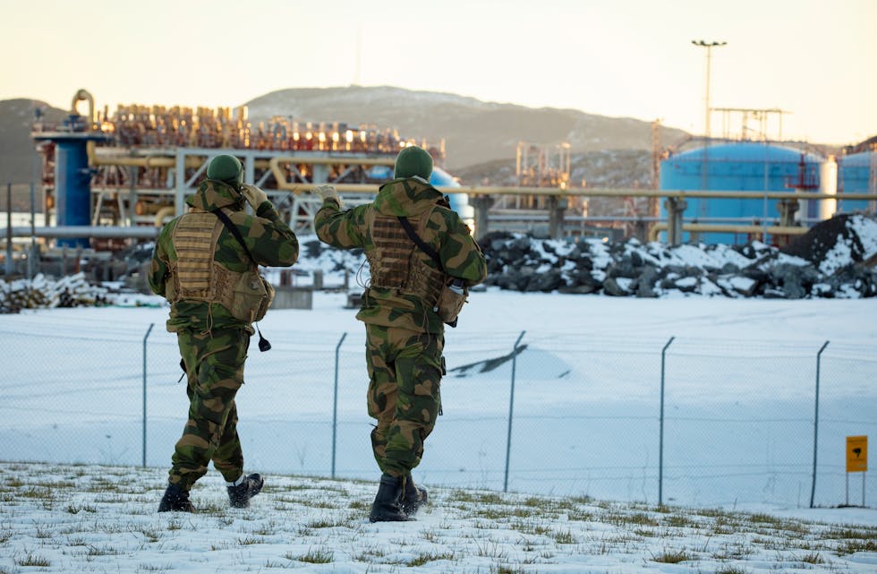 HEIMEVERN: Soldatar frå Risavika HV-område vaktar Kårstø prosessanlegg under øvelse Jøssing 2023.