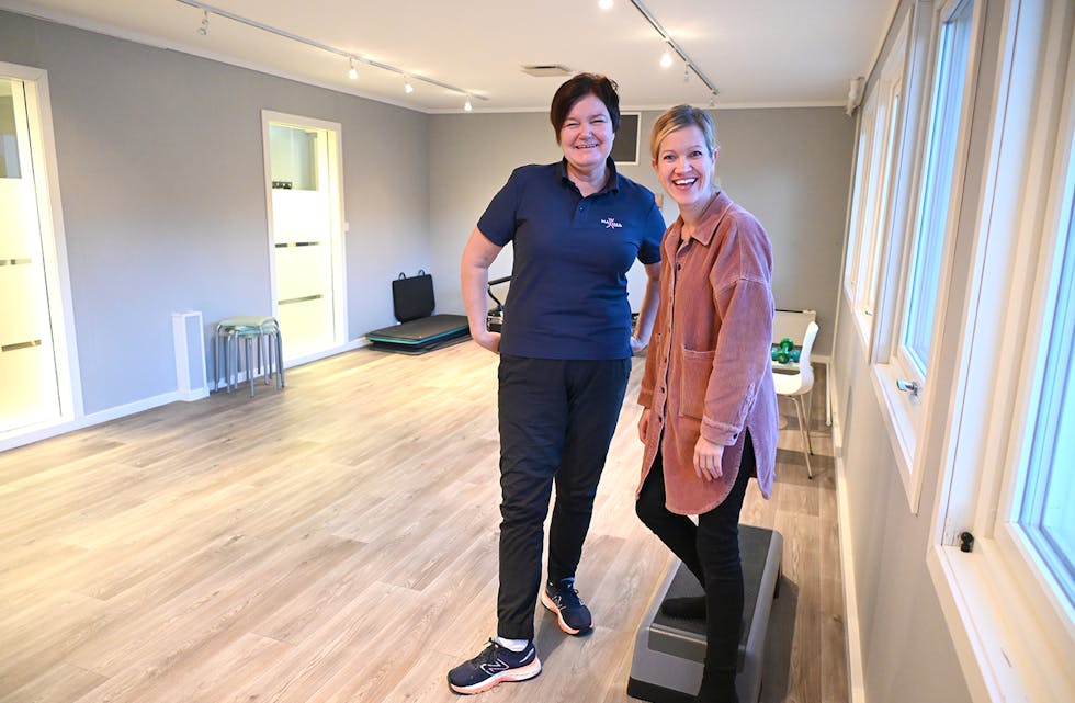 SAMARBEID: Fysioterapeut Kristin Digranes Bøen og logoped Marthe Vale Wang i treningsrommet der dei har gruppetimane. 