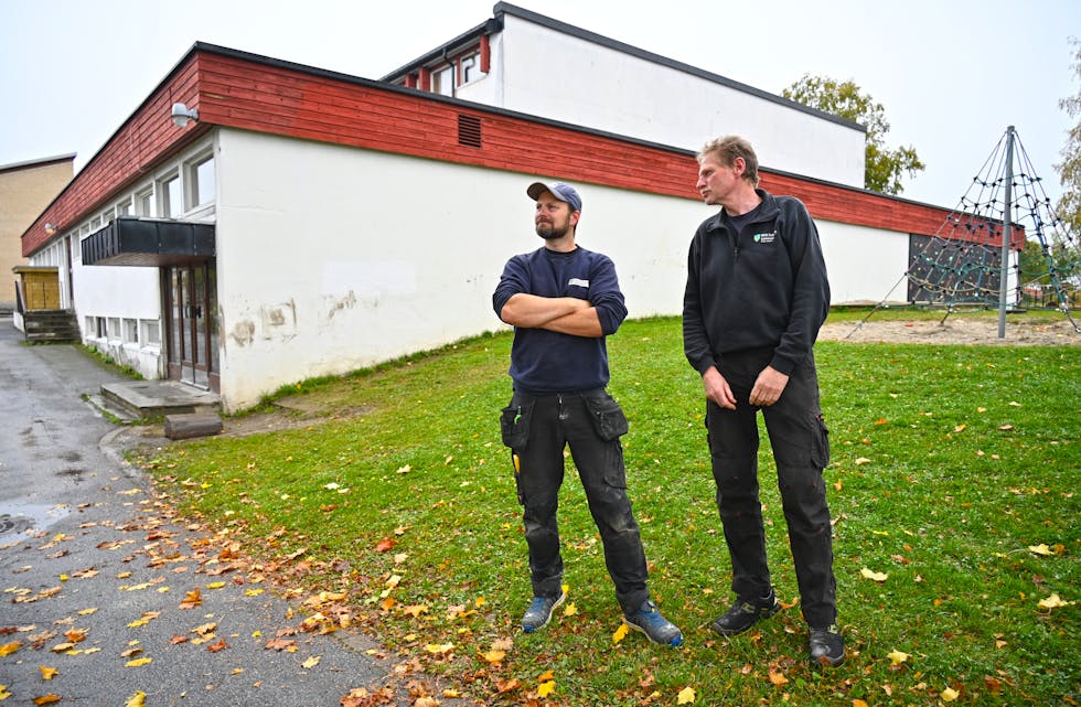 TIPP TOPP MODERNE: Andre Bergskås Haug (t.v.) og Tor Gunnar Soterud er glad for utskiftinga i bygget.