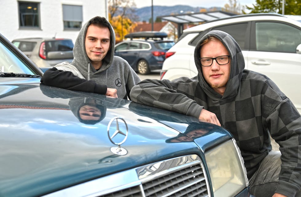 RÅNARAR: Ole-Esten Greina (t.v.) og Even Solaas ved panseret på ein 1996 Mercedes Benz 124.