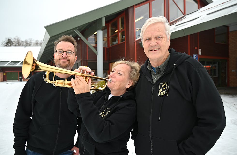 FEIRING: Sverre Jacobsen, Merete Kaste og Kjell Stundal inviterer til feiring av sprek jubilant.