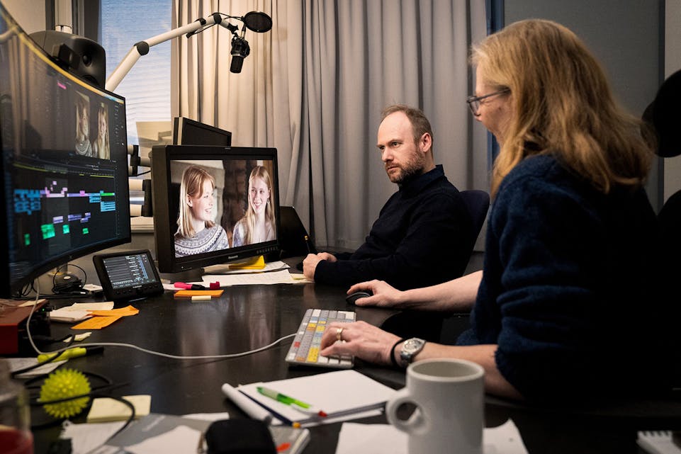 NY SERIE: Regissør og manusforfattar Fredrik Horn Akselsen har vore i Midt-Telemark i samband med ny NRK-serie.