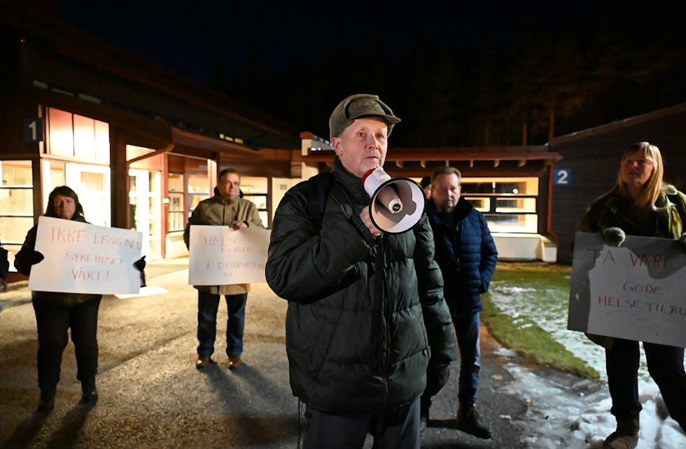 TOK ORDET: Peder Arne Kåsin tok ordet under støttemarkeringa på Nordagutu.