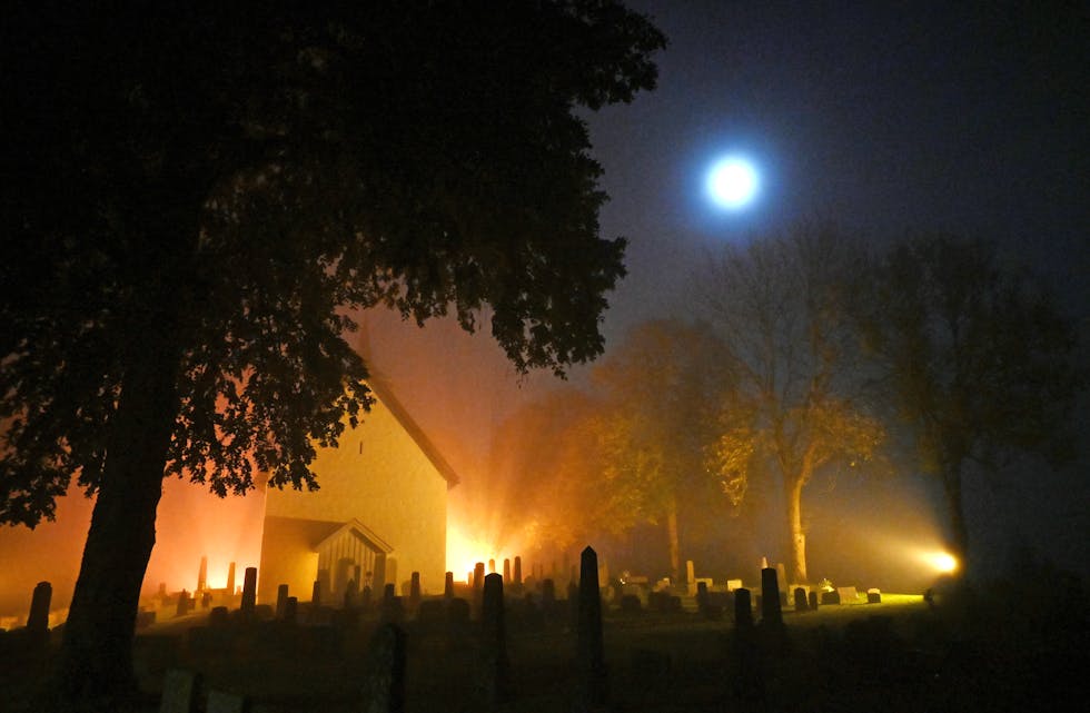 LYSTENNING: Fyrstkomande helg vil lys bli tende i og ved kyrkjer i Midt-Telemark.