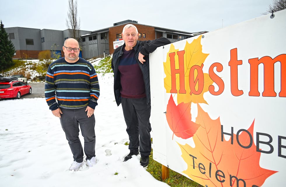 DRIFTIGE TYPAR. Anund Raukleiv (t.v.) og Arvid Hagen er klar for helgas haustmarknad i Telemarkshallen.