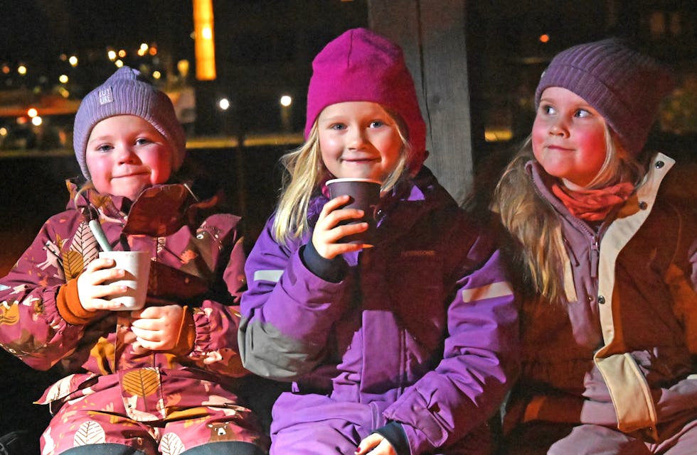 SOSIALT: Dei tre femåringane Pernille Lykke Støa Andersen (f.v.), Liv Myhre og Andrea Rinde Førstøyl kosa seg med noko varmt å drikke på juleavslutninga.
