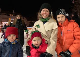 JULEGRANTENNING: Ingvil Olsen Djuvik var på Bø torg med barna og mannen sin (ikkje med på bildet).