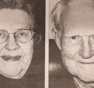 VETERANAR: Aslaug Glenna (80) med klokka heime i Framstadvegen og Hans Kleppen (91) fotografera i Gamleveg.