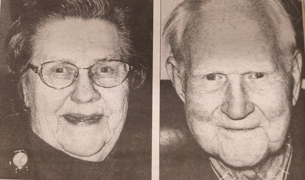VETERANAR: Aslaug Glenna (80) med klokka heime i Framstadvegen og Hans Kleppen (91) fotografera i Gamleveg.