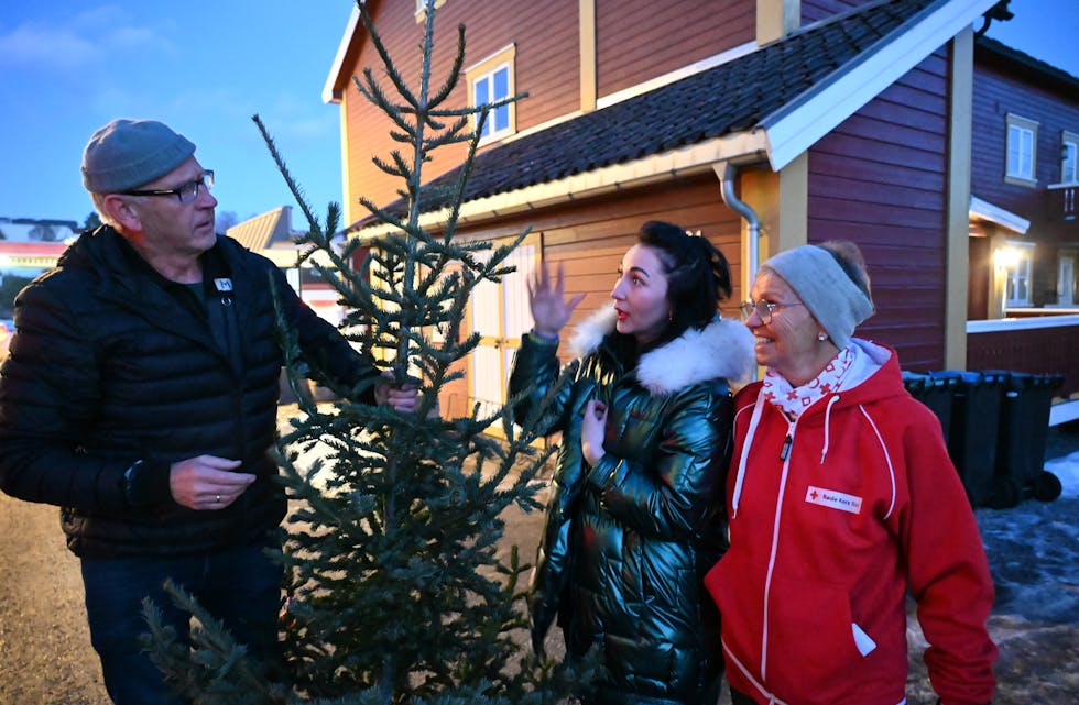 TAKKNEMLEG: Liubov Badretdinava er veldig glad for at Augon Eika og Bente Drtina kunne oppfylle juleønsket hennar.