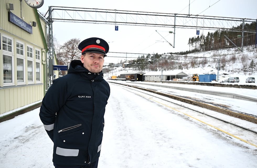 TOGEKSPEDITØR: Togekspeditør på Nordagutu stasjon,  Aleksander Lund. 