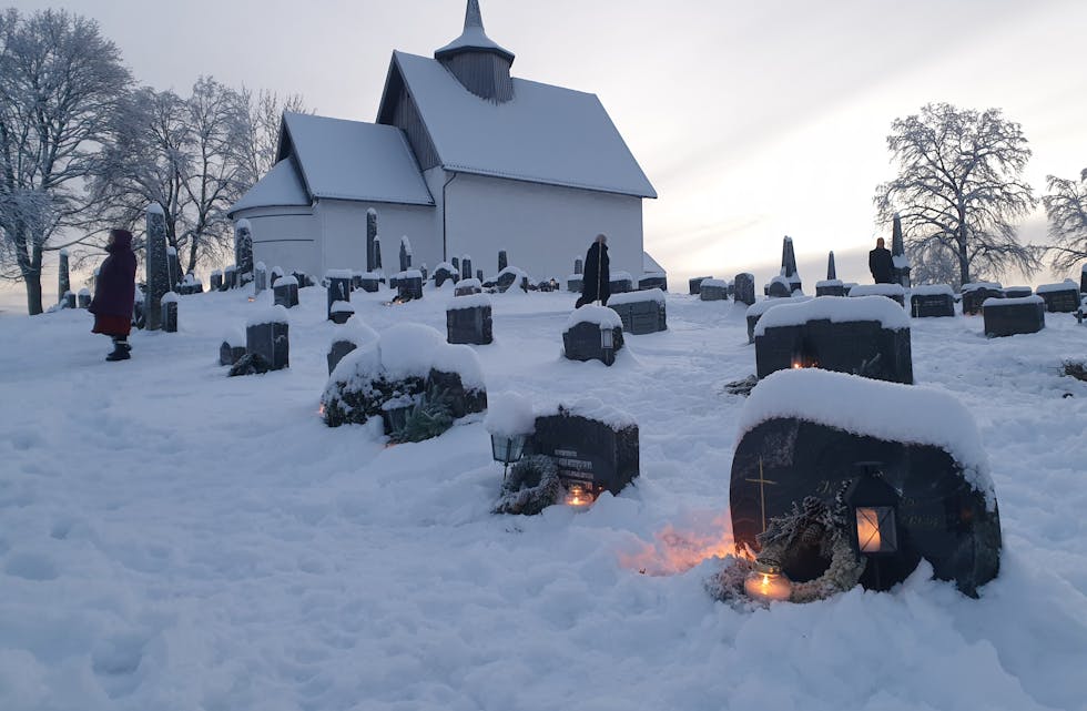 BESØKER GRAVENE: Ei ny undersøking viser at mange besøker ei grav i løpet av desember. Her ein julaftan ved Bø gamle kyrkje.