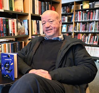 SUNDSTØLHYLLA: Forfattar Vidar Sundstøl ved Sundstøl-hylla på Midt-Telemark bibliotek. Snart kjem det ein ny tittel i hylla.