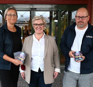 GULLBRINGVENER: Kulturhusleiar Trine Brox (midten) saman med gullbringvenene Britt Haugland og Anund Raukleiv.