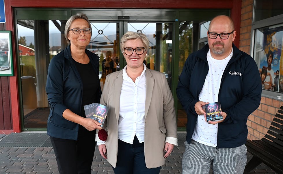 GULLBRINGVENER: Kulturhusleiar Trine Brox (midten) saman med gullbringvenene Britt Haugland og Anund Raukleiv.