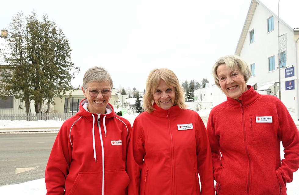 GLADE: Bente Drtina (t.v.), Inger-Lise Eriksen Bergan og Bergit Grivi i Bø og Sauherad Rød Kors