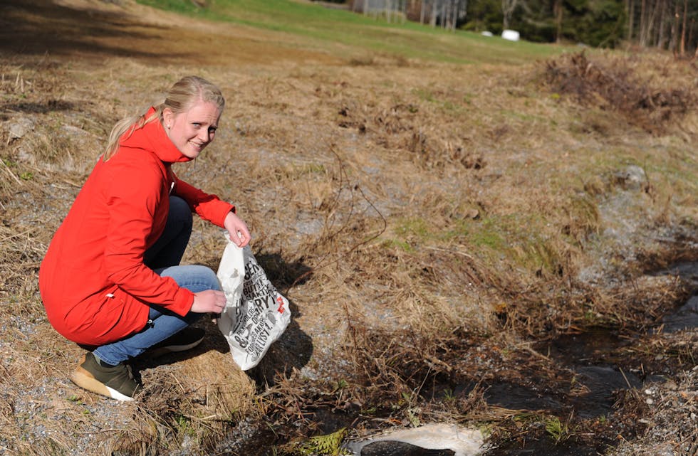 SAMLAR SØPPEL: Ida Tollehaugen prøver å kjempe mot natursvineriet ved å ta med seg pose på tur og samle opp søppel som dukkar opp. Bildet er frå 2018.